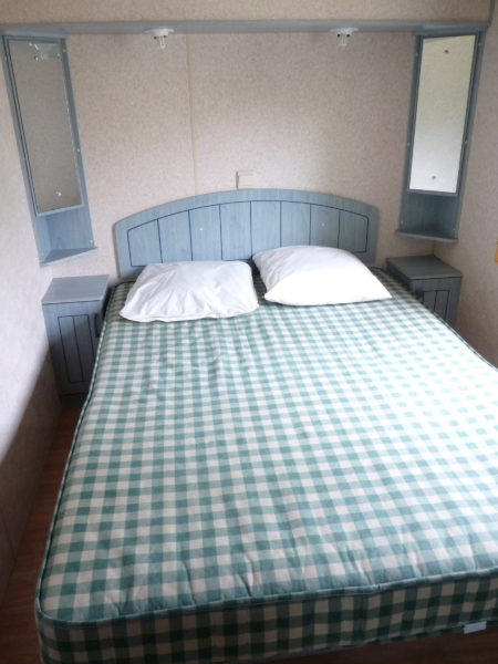 Chambre lit double d'un mobil'home pour 8 personnes