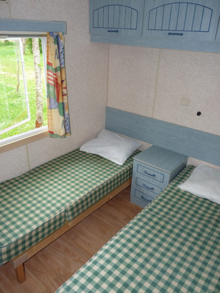 Chambre deux lits simples du mobil'home pour 8 personnes