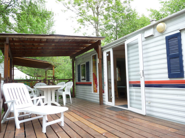 Terrasse en bois vue extérieure du mobil'home pour 6 personnes du camping